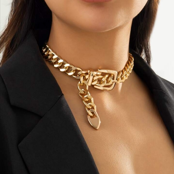 Women's Goldtone Buckle Detail Chunky Chain Necklace 18.5” L - Picture 2 of 3